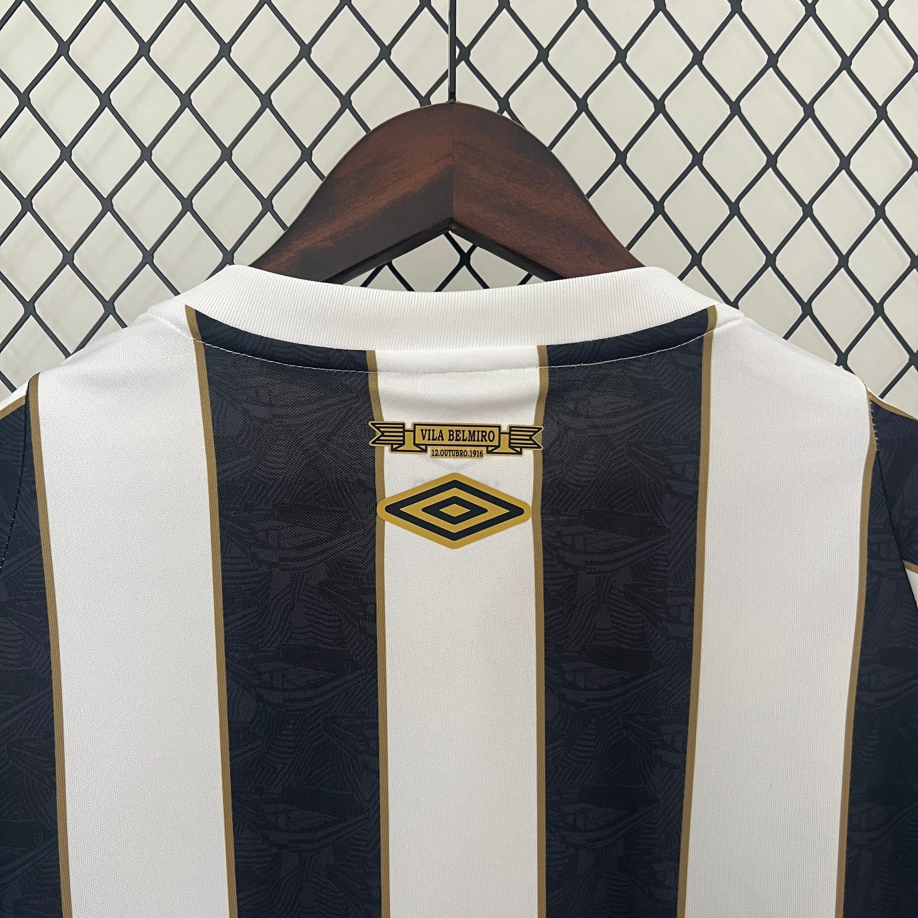 Camiseta 24∕25 Santos away - detalle del cuello