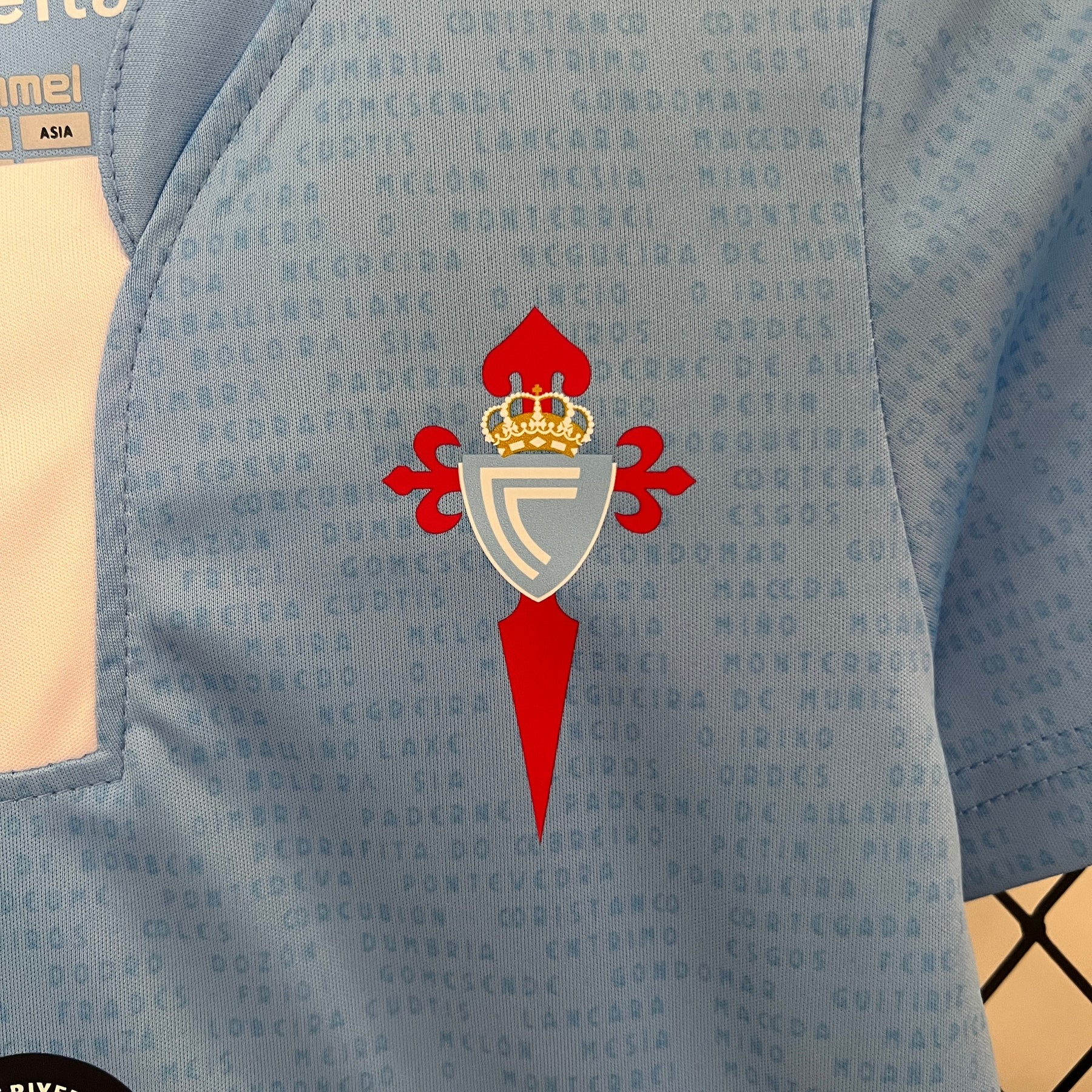 Kids Celta Vigo 24/25 Home - detalle del cuello
