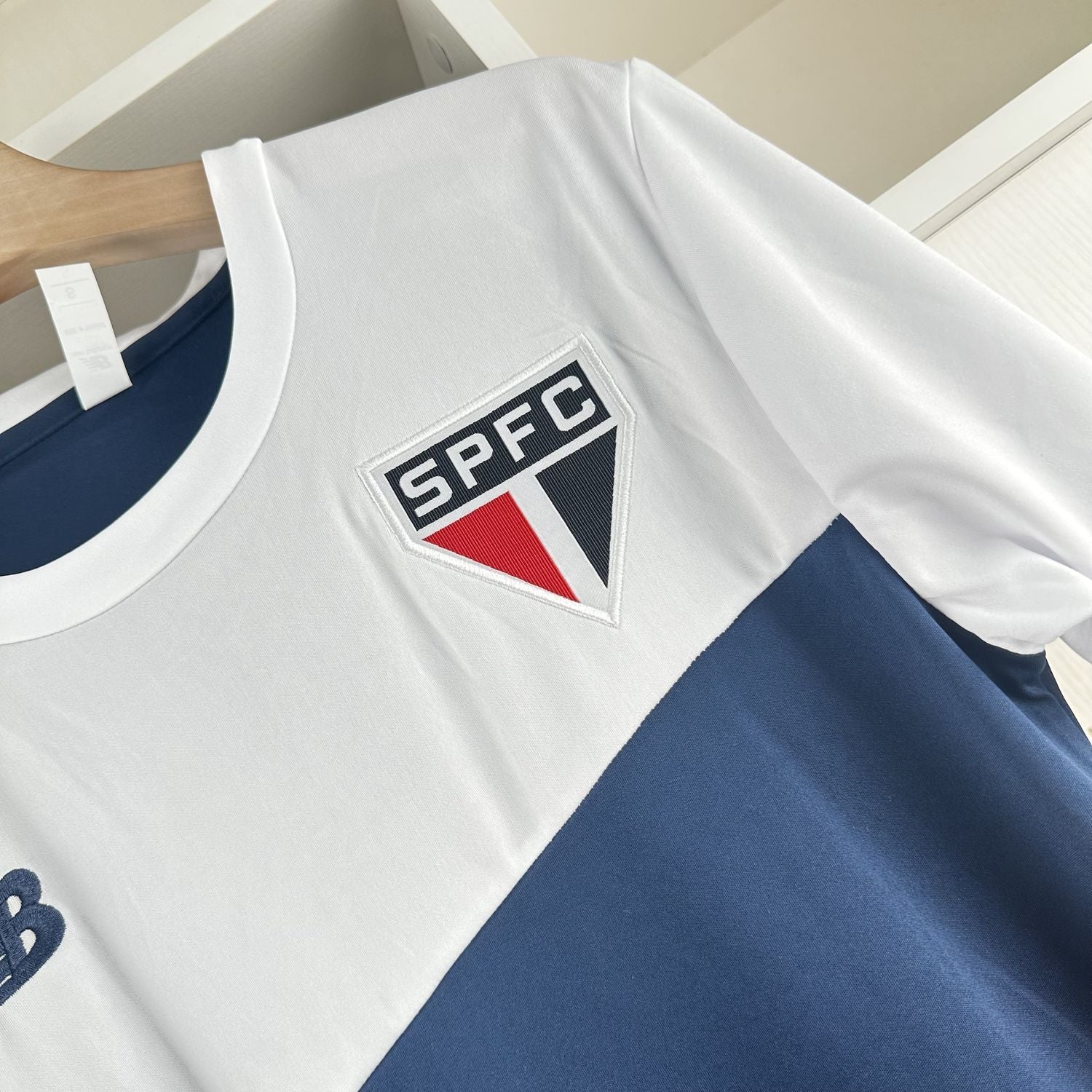 Camiseta 24∕25 São Paulo ll - Branco e Azul - detalle de la manga