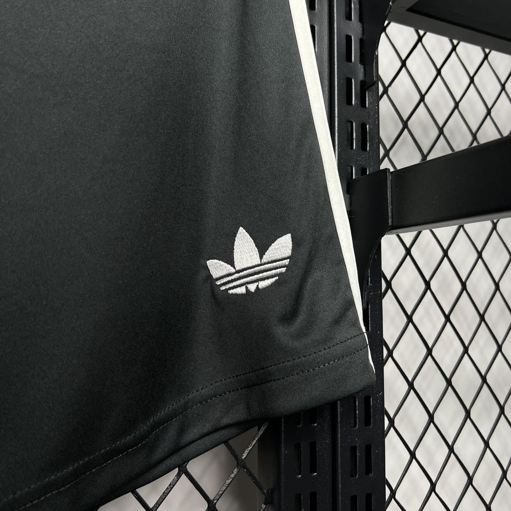 Shorts Manchester United 2024/25 Third - detalle del cuello
