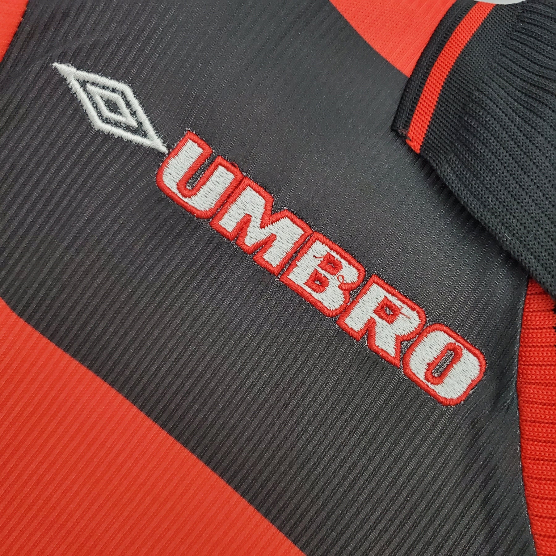 Camiseta Flamengo Retrô 1999 - detalle del cuello