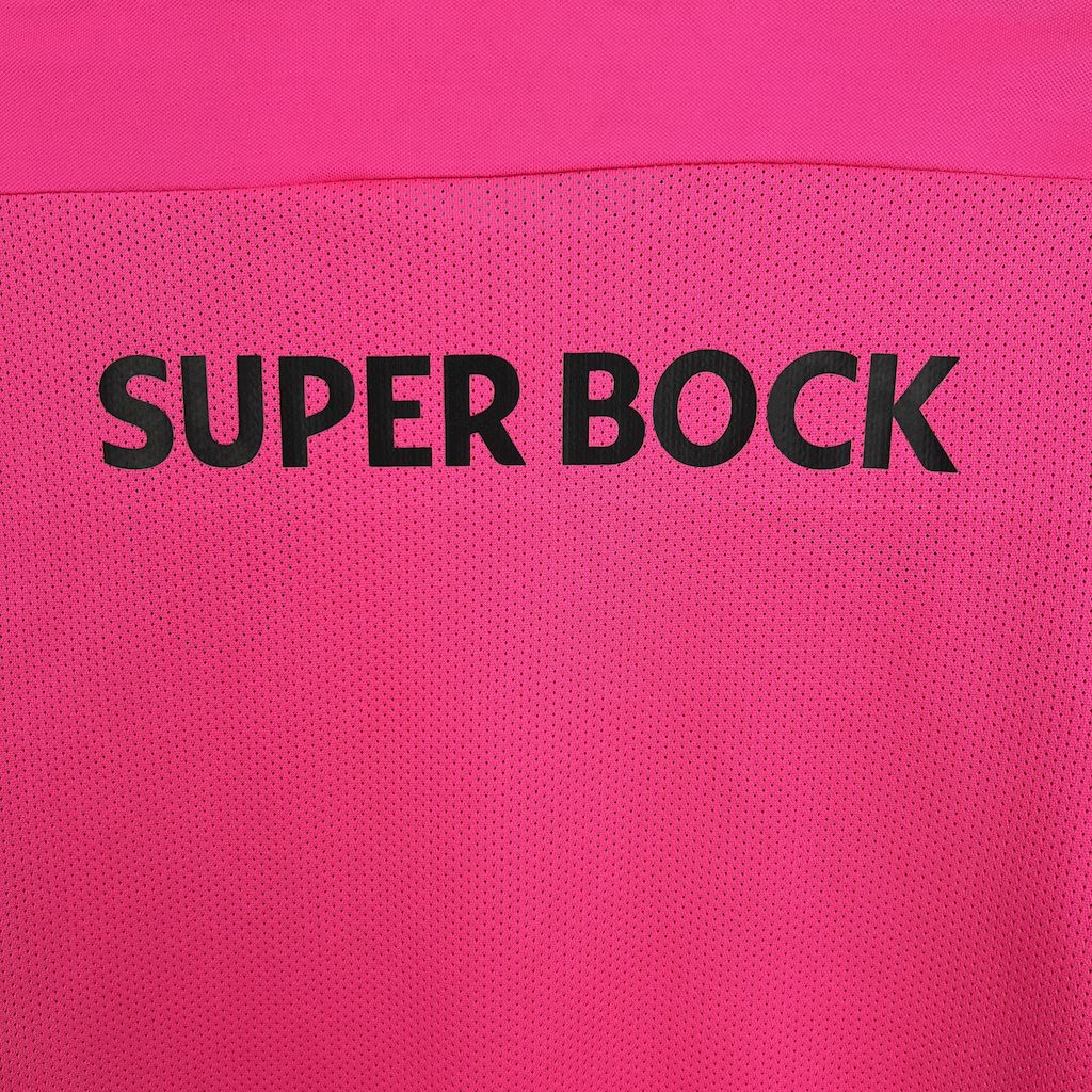 Kids Sporting 2024/25 Pink October - detalle del cuello