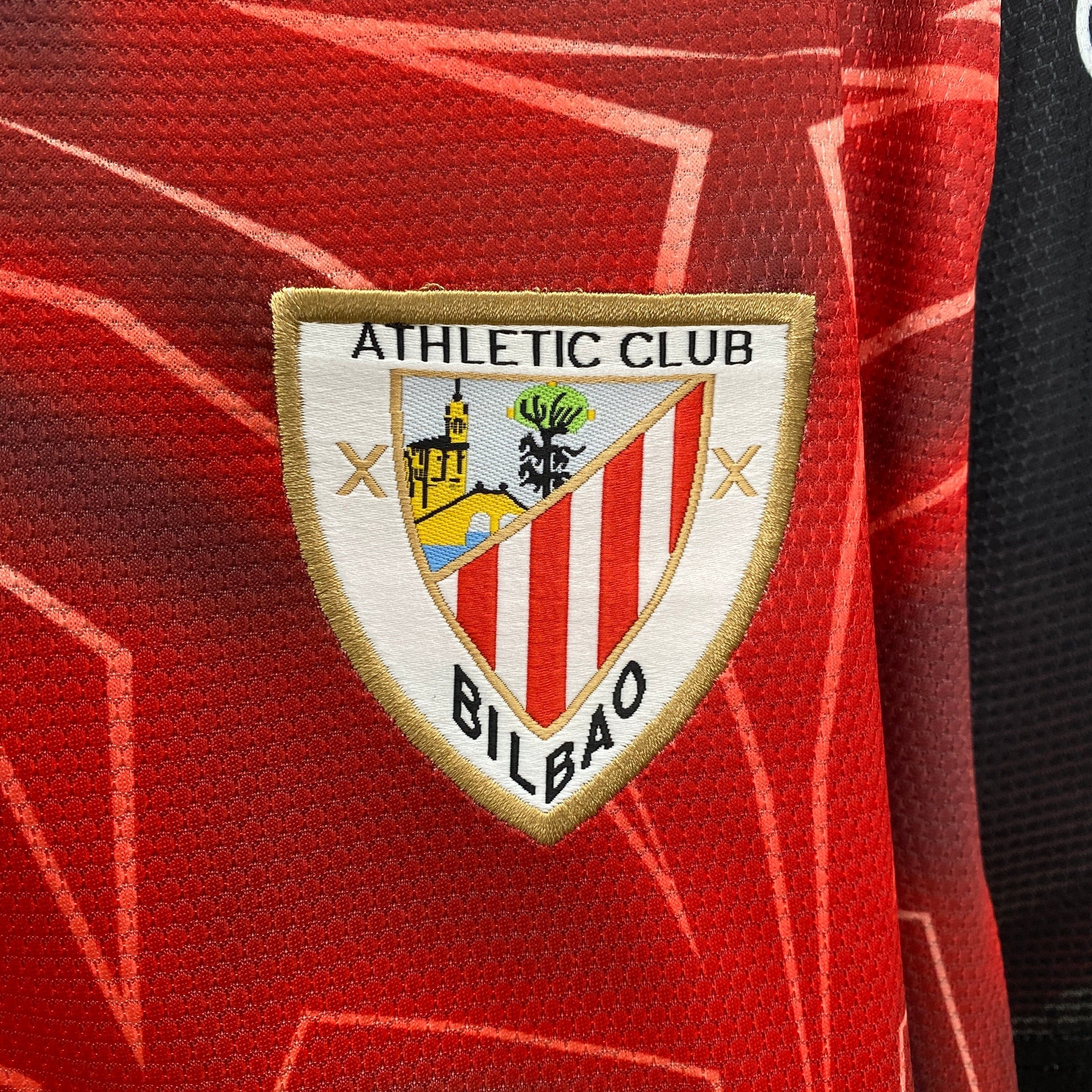 Camiseta Athletic Bilbao 24/25 - Preto e Vermelho - detalle del cuello