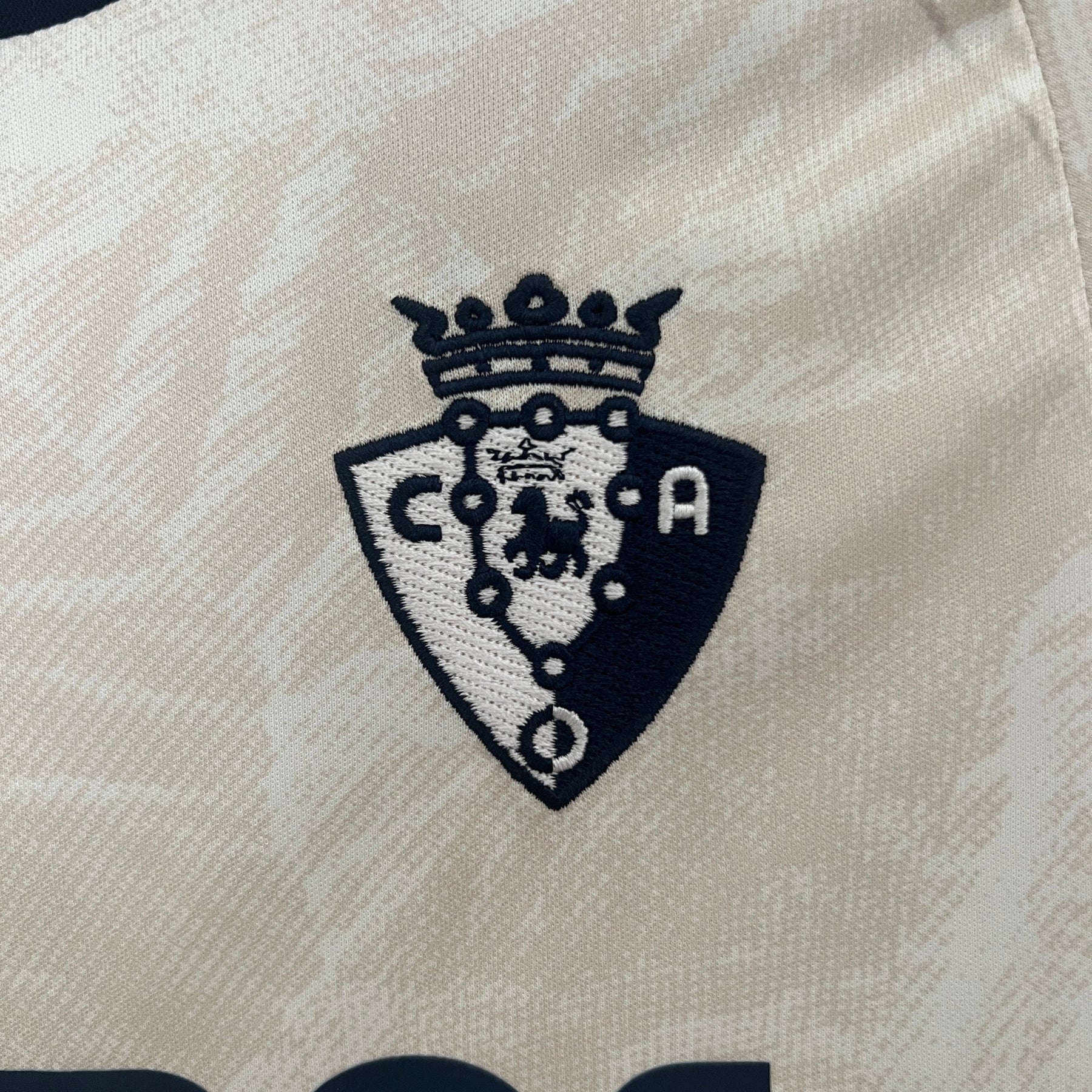 Kids Osasuna 24/25 Away - detalle de la manga