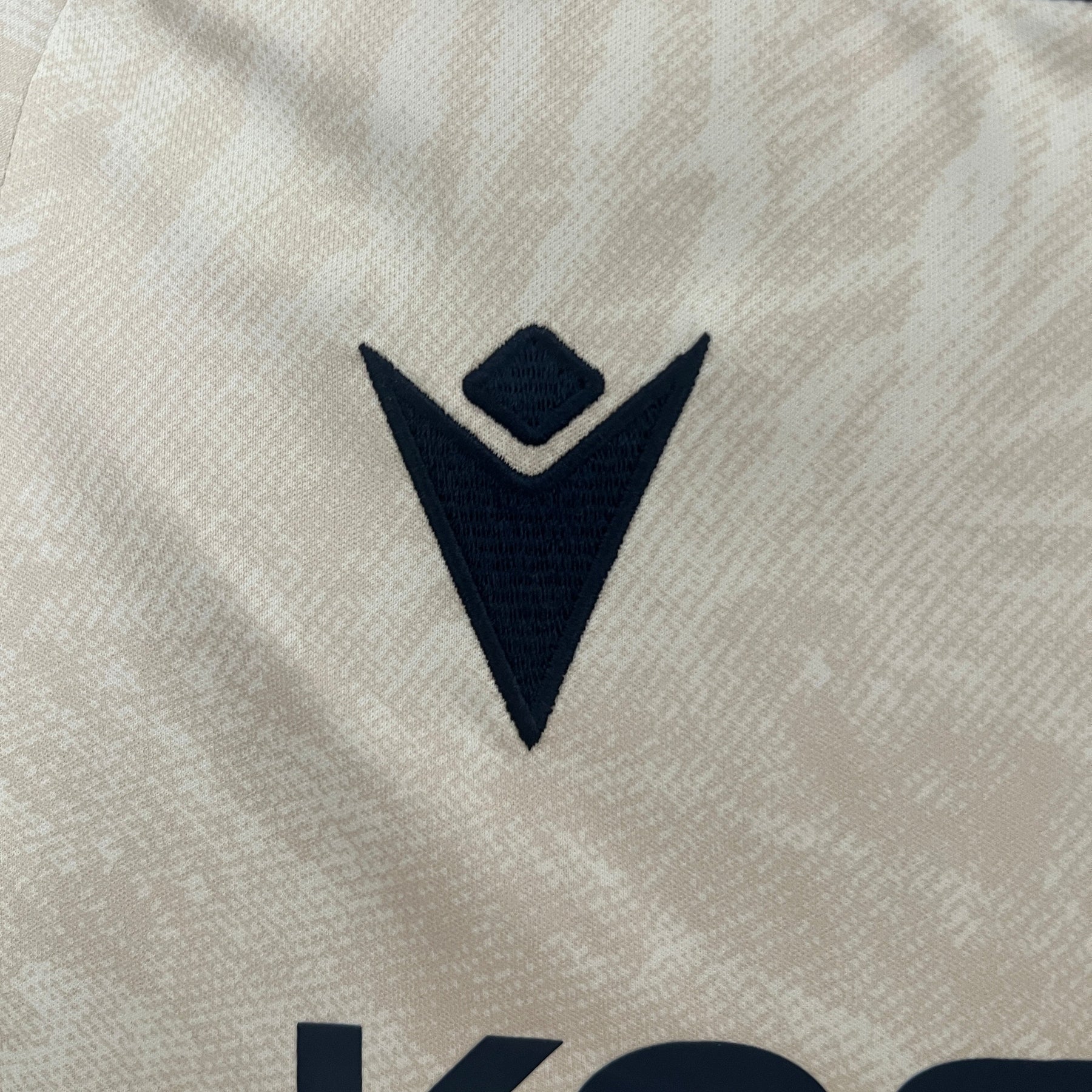 Kids Osasuna 24/25 Away - detalle del cuello