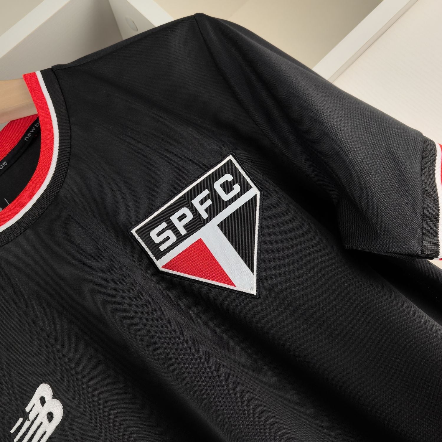 Camiseta São Paulo Retrô - Preta - detalle de la manga