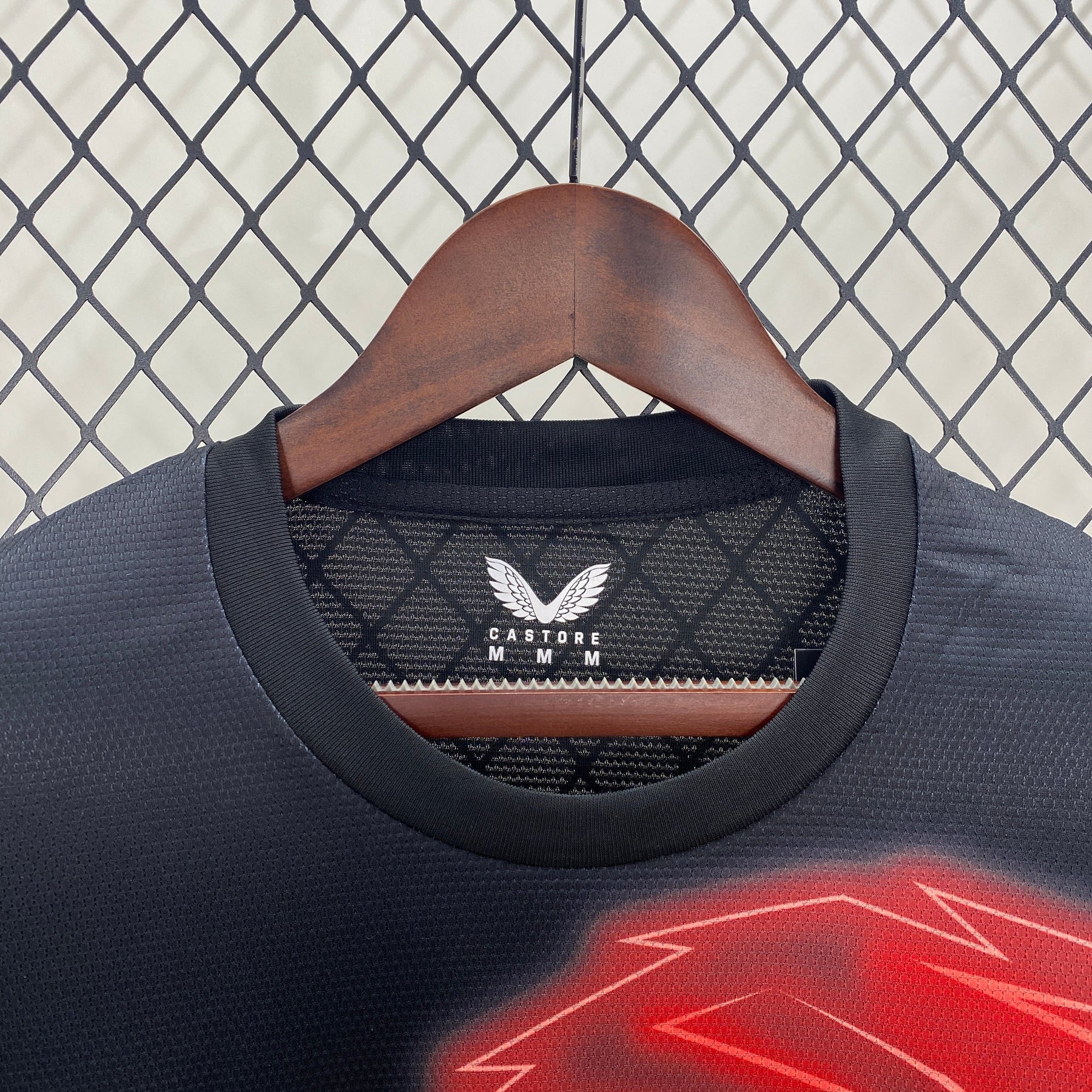 Camiseta Athletic Bilbao 24/25 - Preto e Vermelho - detalle de la manga