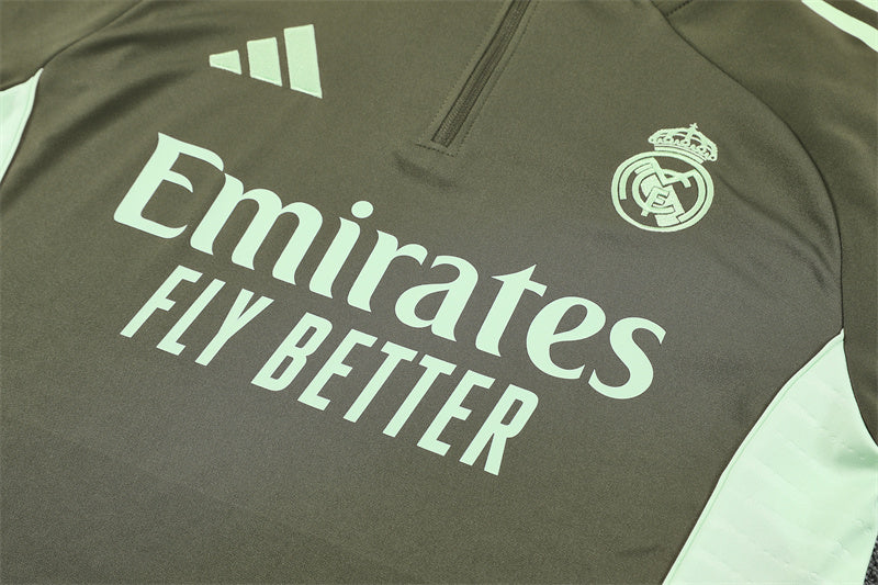 Training Suit Real Madrid 25/26 - Winter - detalle de la manga
