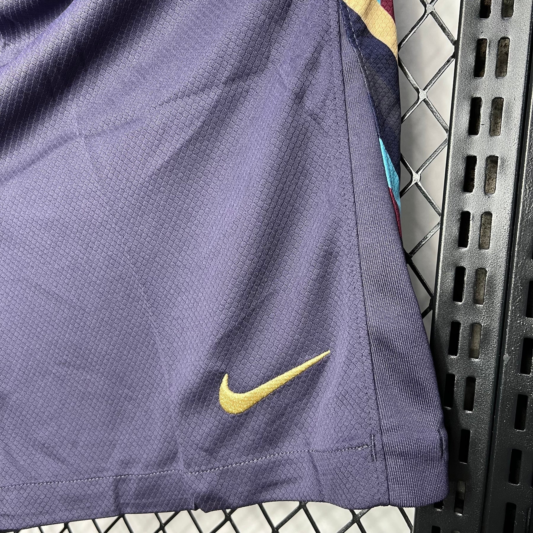 Shorts Inglaterra 2024/25 Away - detalle del cuello
