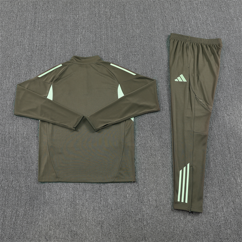 Training Suit Real Madrid 25/26 - Winter - detalle del cuello