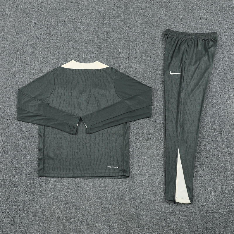 Training Suit Chelsea 25/26 - Winter - detalle del cuello