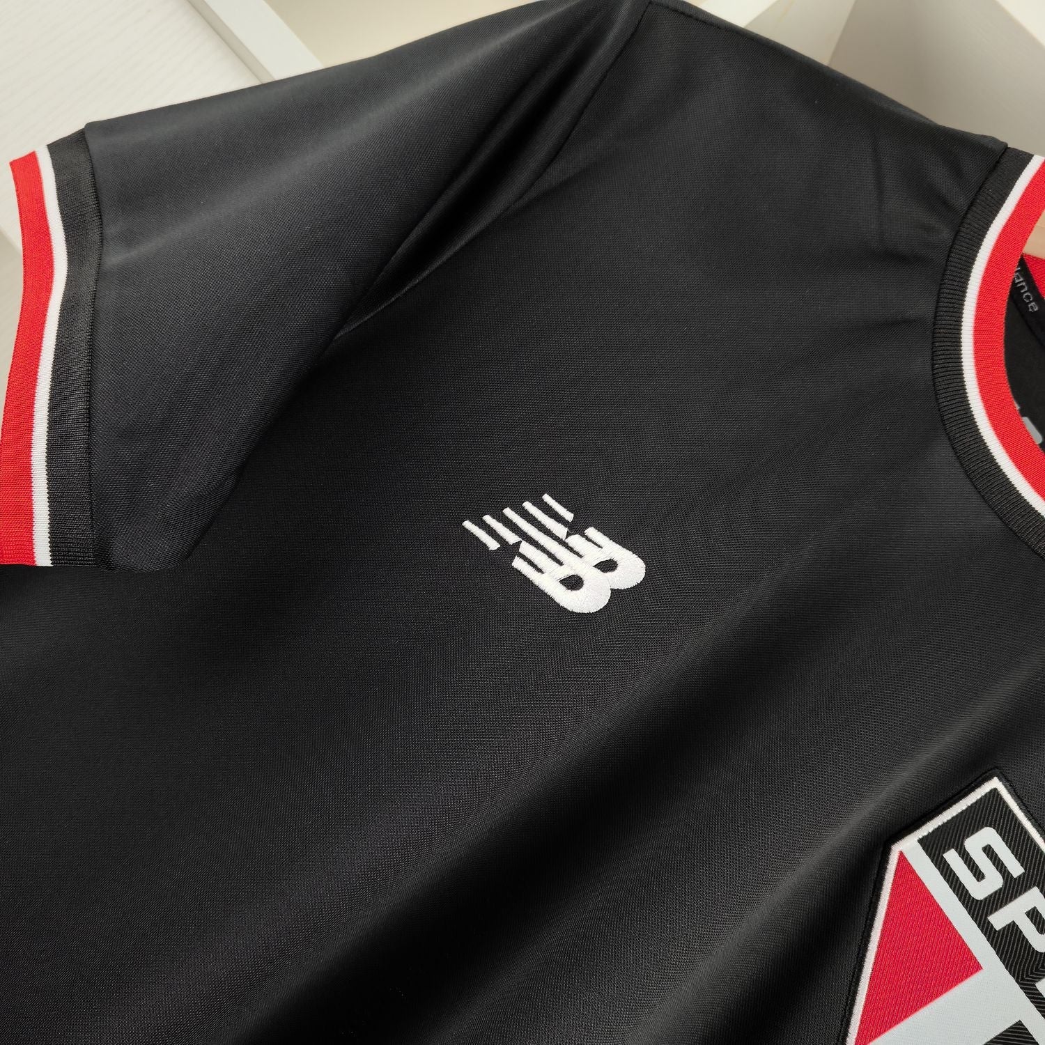 Camiseta São Paulo Retrô - Preta - detalle del cuello