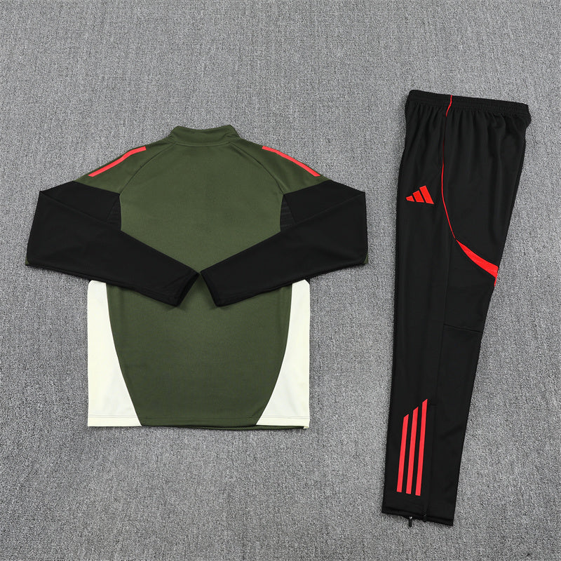 Training Suit Bayern De Munique 25/26 - Winter - detalle de la manga