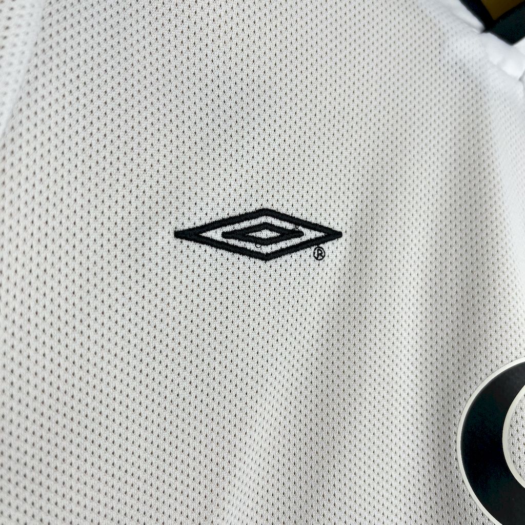 Camiseta do Manchester United Retrô 2001/02 Centenary Reversible - detalle del cuello