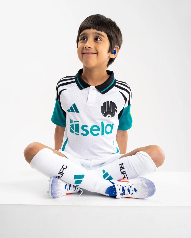 Kids Newcastle 24/25 Third - detalle del cuello