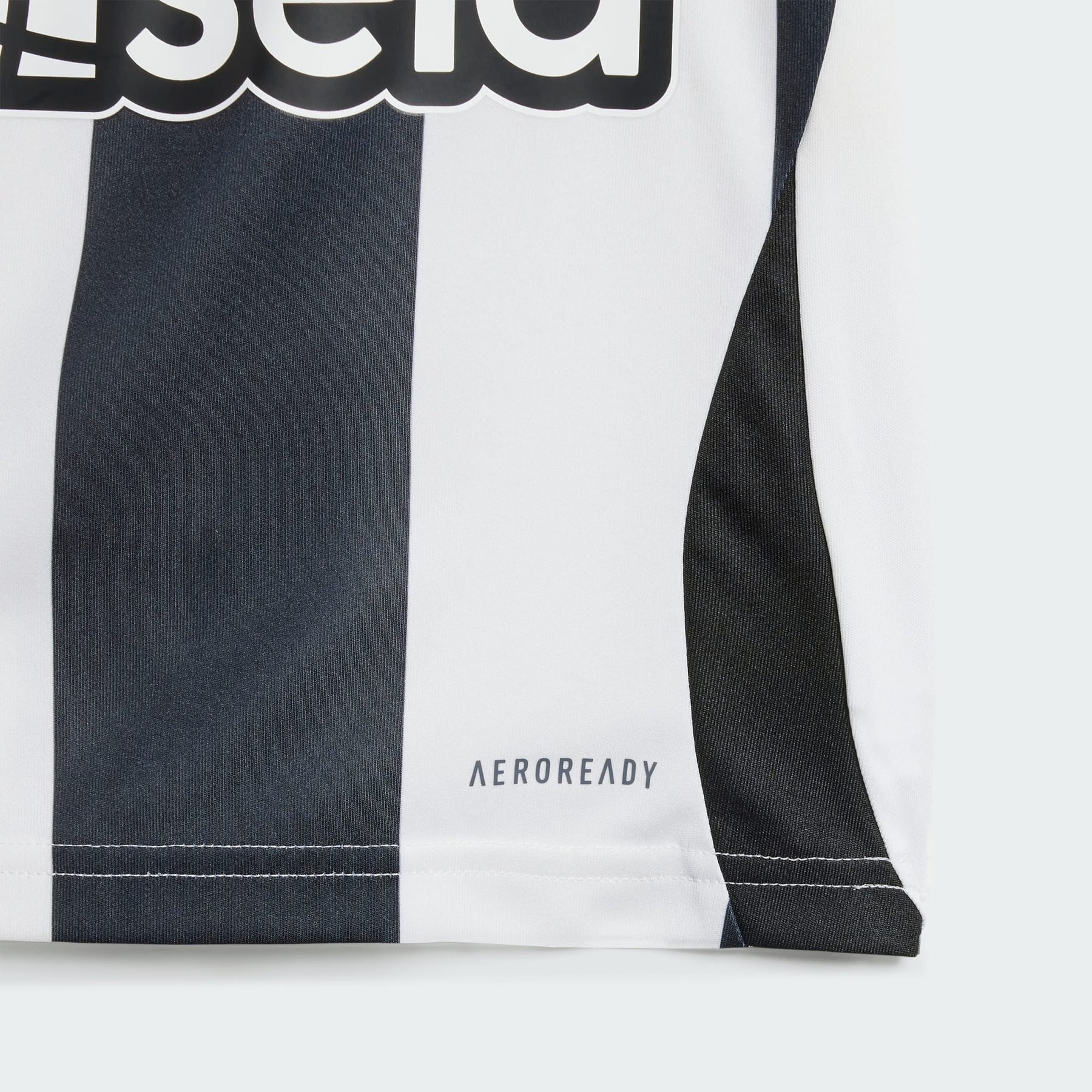 Kids Newcastle 24/25 Home - detalle del cuello