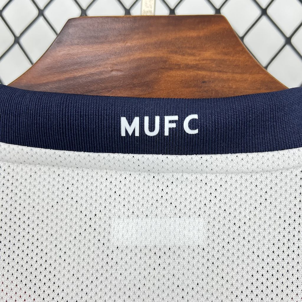 Camiseta do Manchester United Retrô 2007/08 Away - detalle del cuello
