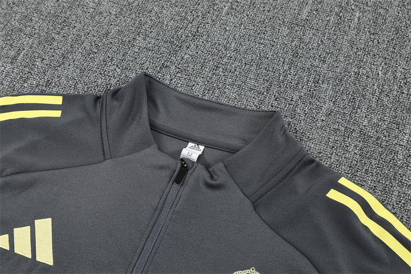 Training Suit Real Madrid 25/26 - Winter - detalle de la manga