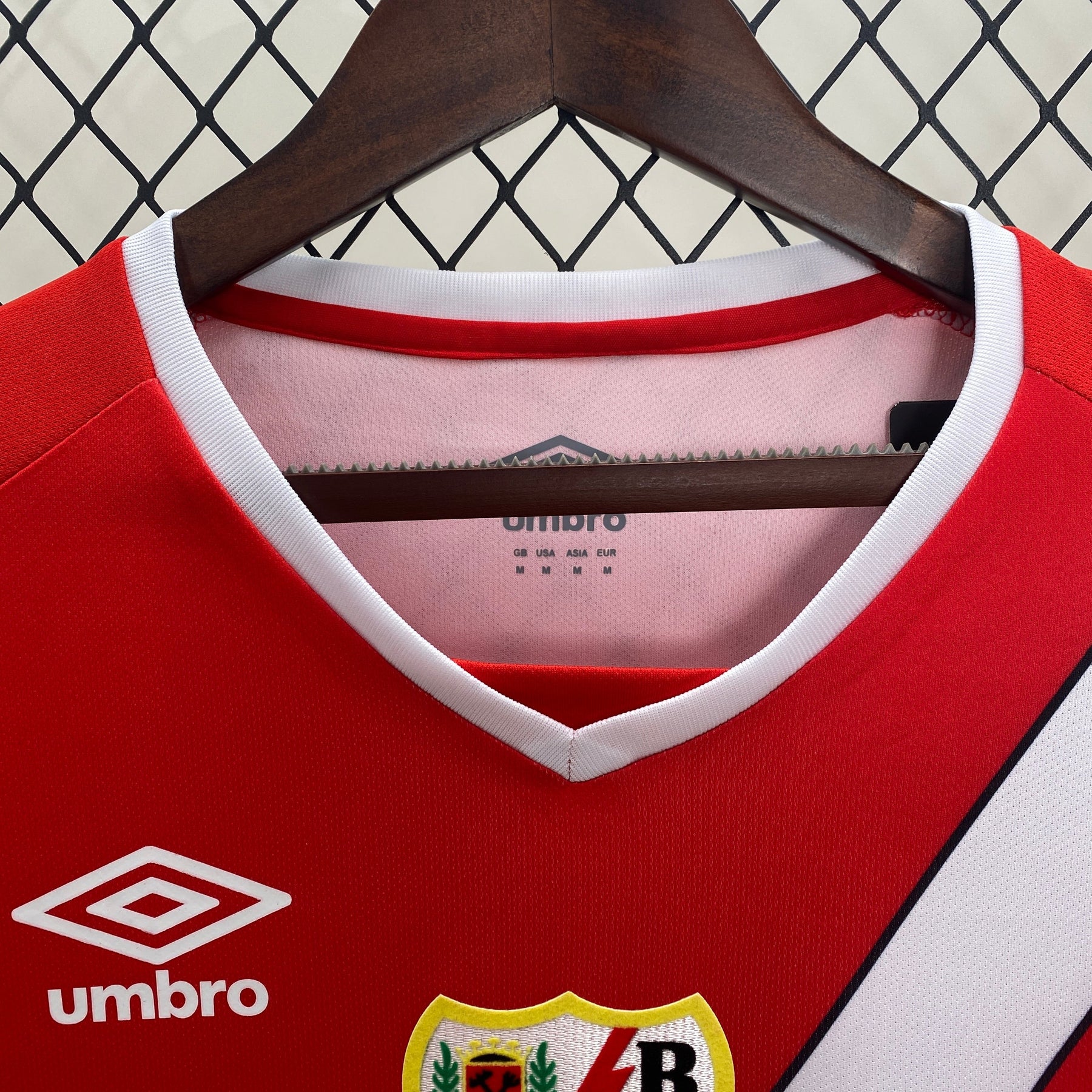 Camiseta do Rayo Vallecano 24/25 Away - detalle de la manga