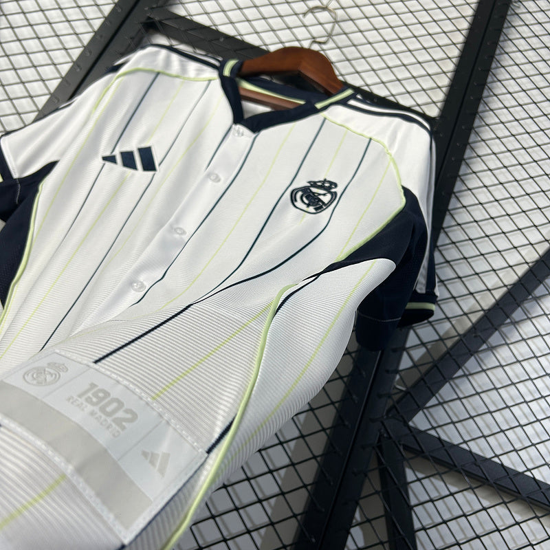 Camiseta Real Madrid 25/26 US Pack - detalle del cuello