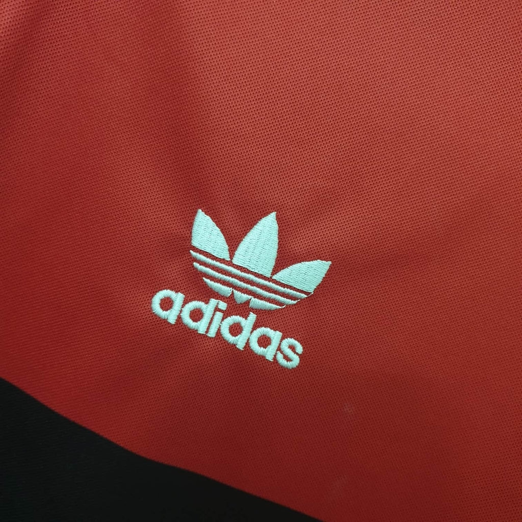 Camiseta Flamengo Retrô 1982 Vermelha e Preta - Adidas - detalle de la manga