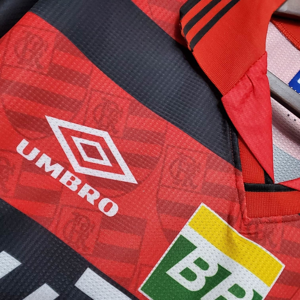 Camiseta Flamengo Retrô 1995 Vermelha e Preta - detalle del cuello