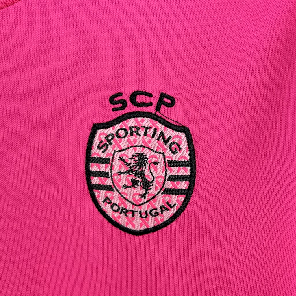 Kids Sporting 2024/25 Pink October - detalle del cuello