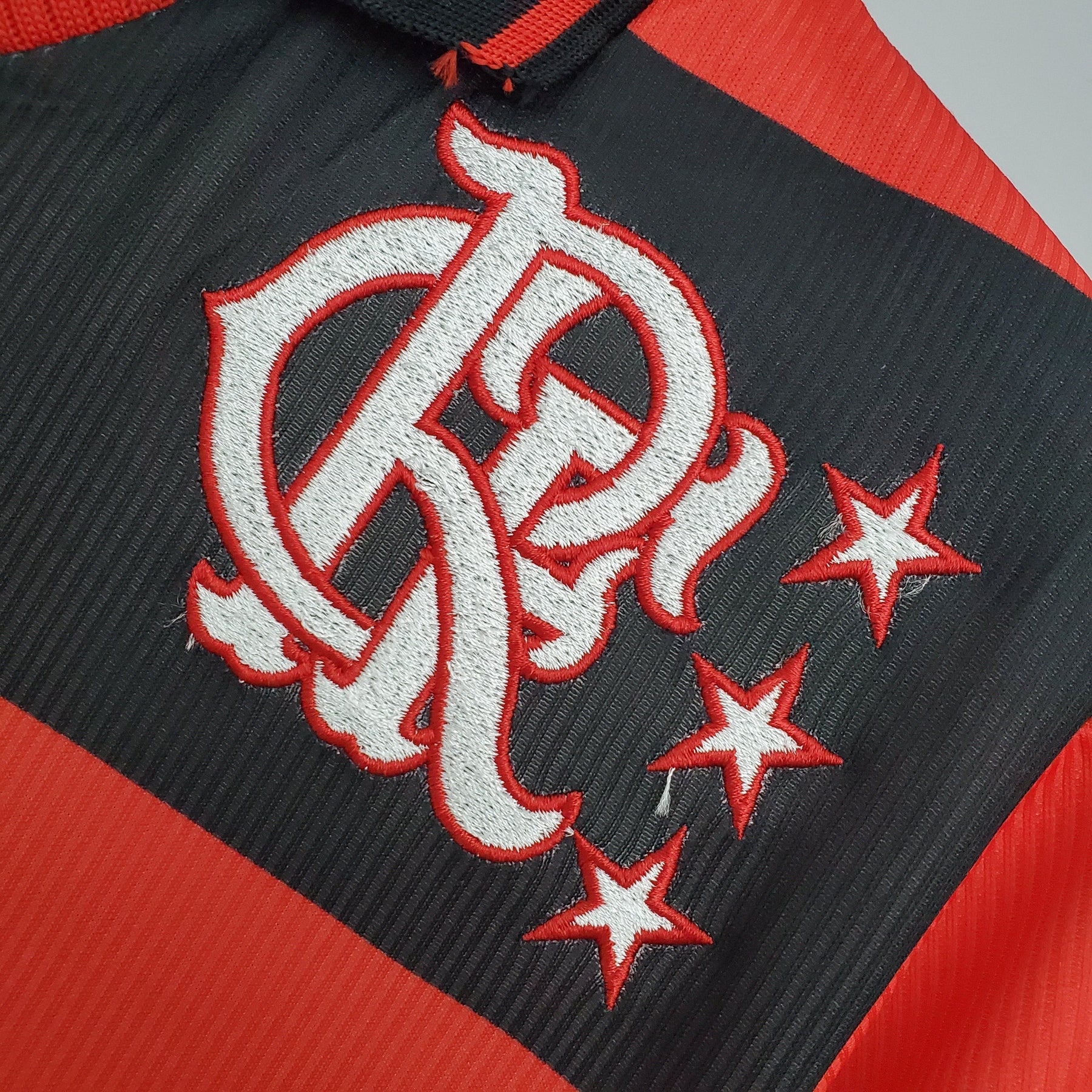 Camiseta Flamengo Retrô 1999 - detalle de la manga