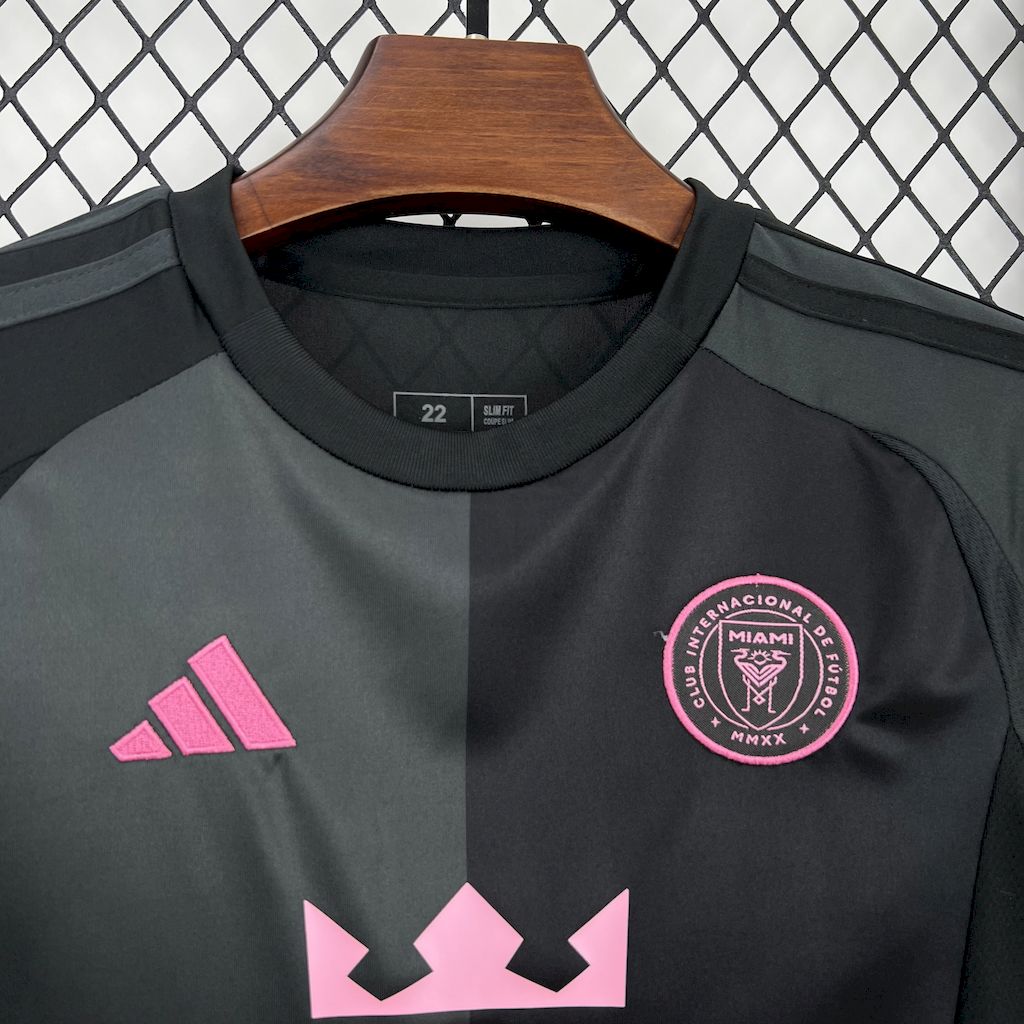 Kids Inter Miami 25/26 Away - detalle del cuello