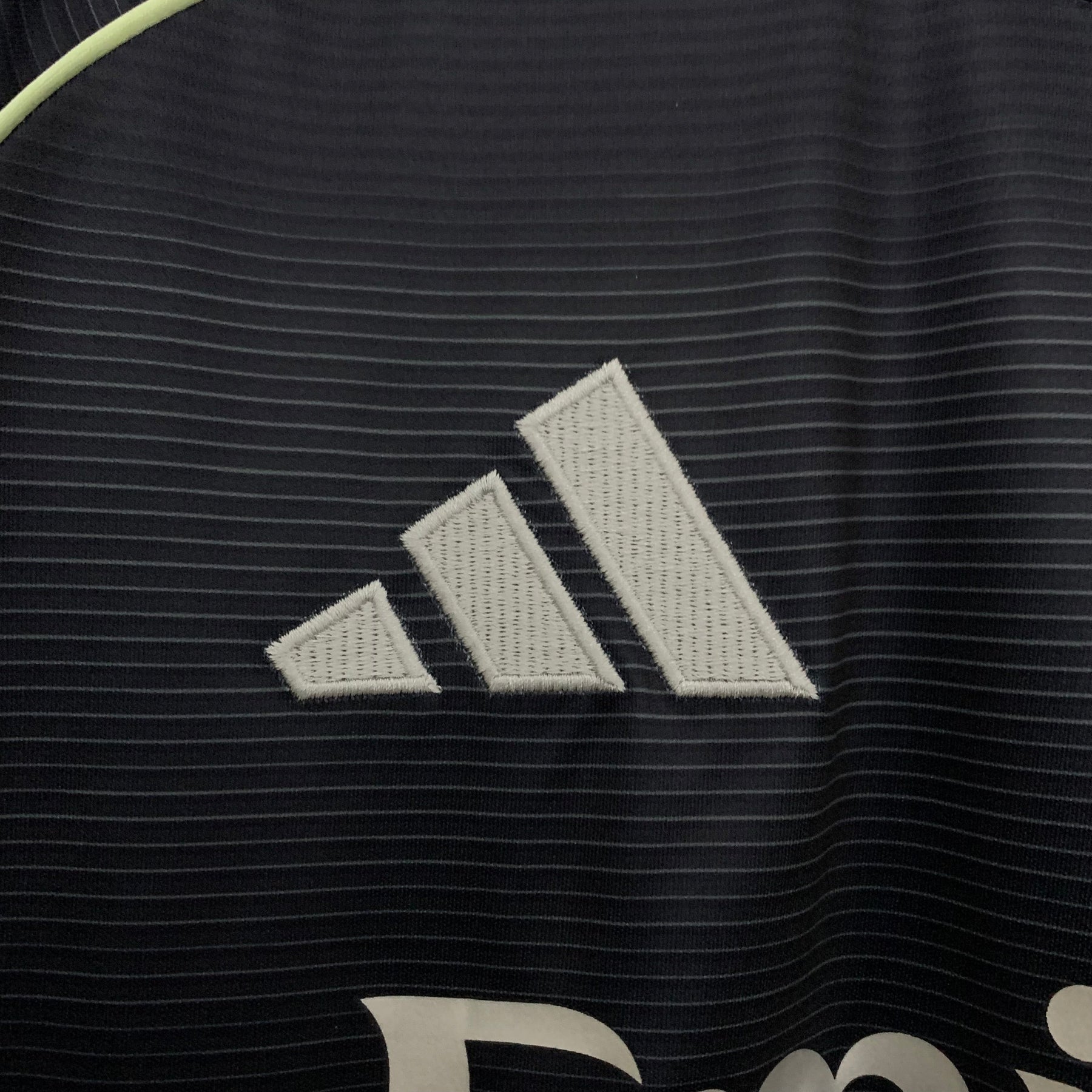 Camiseta Real Madrid 25/26 Away - detalle del cuello