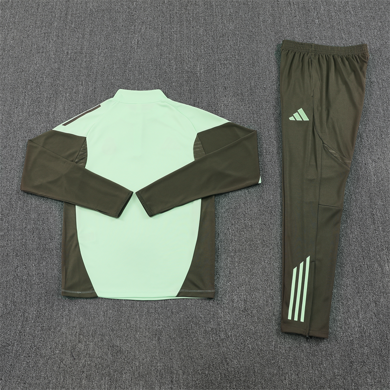 Training Suit Real Madrid 25/26 - Winter - detalle del cuello