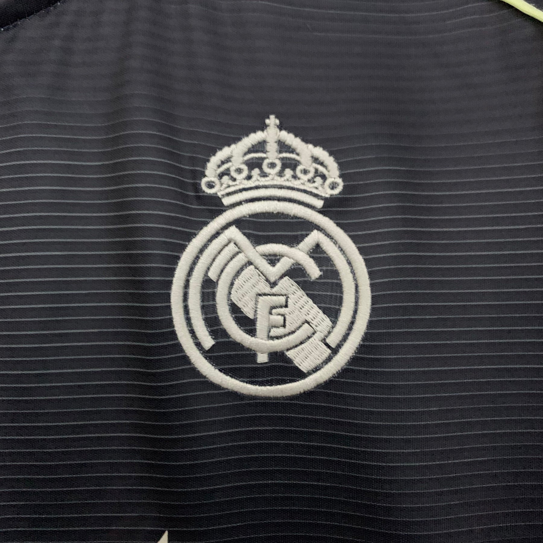 Camiseta Real Madrid 25/26 Away - detalle de la manga