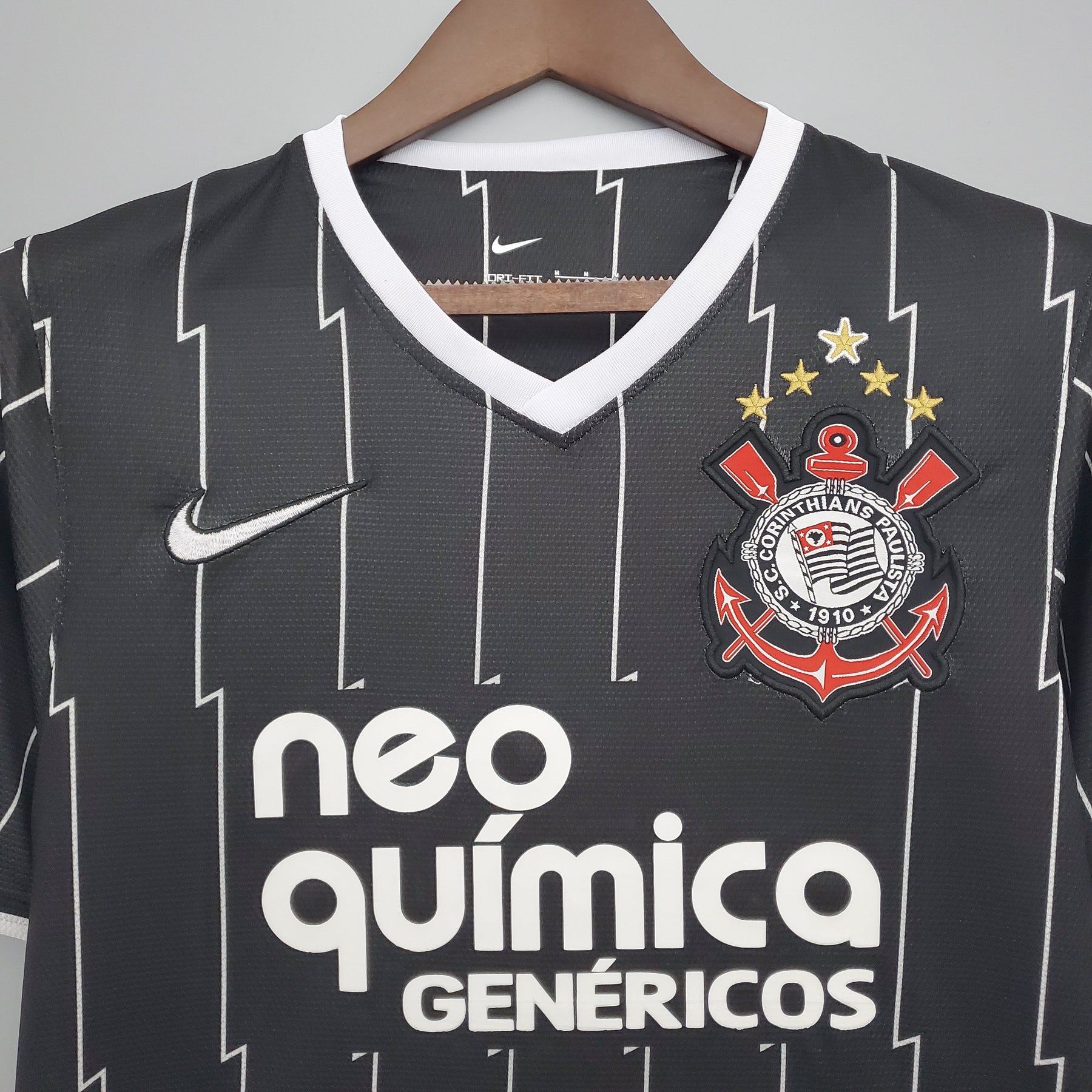Camiseta Corinthians Retrô 11/12 - Preto - detalle del cuello