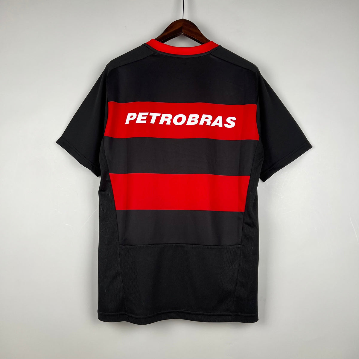 Camiseta Flamengo Retrô 2002 Vermelha e Preta - vista frontal