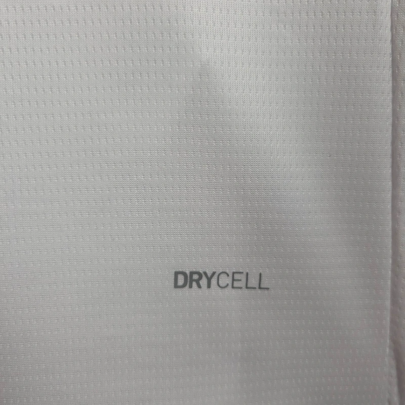 25∕26 Al Hilal away - detalle del cuello