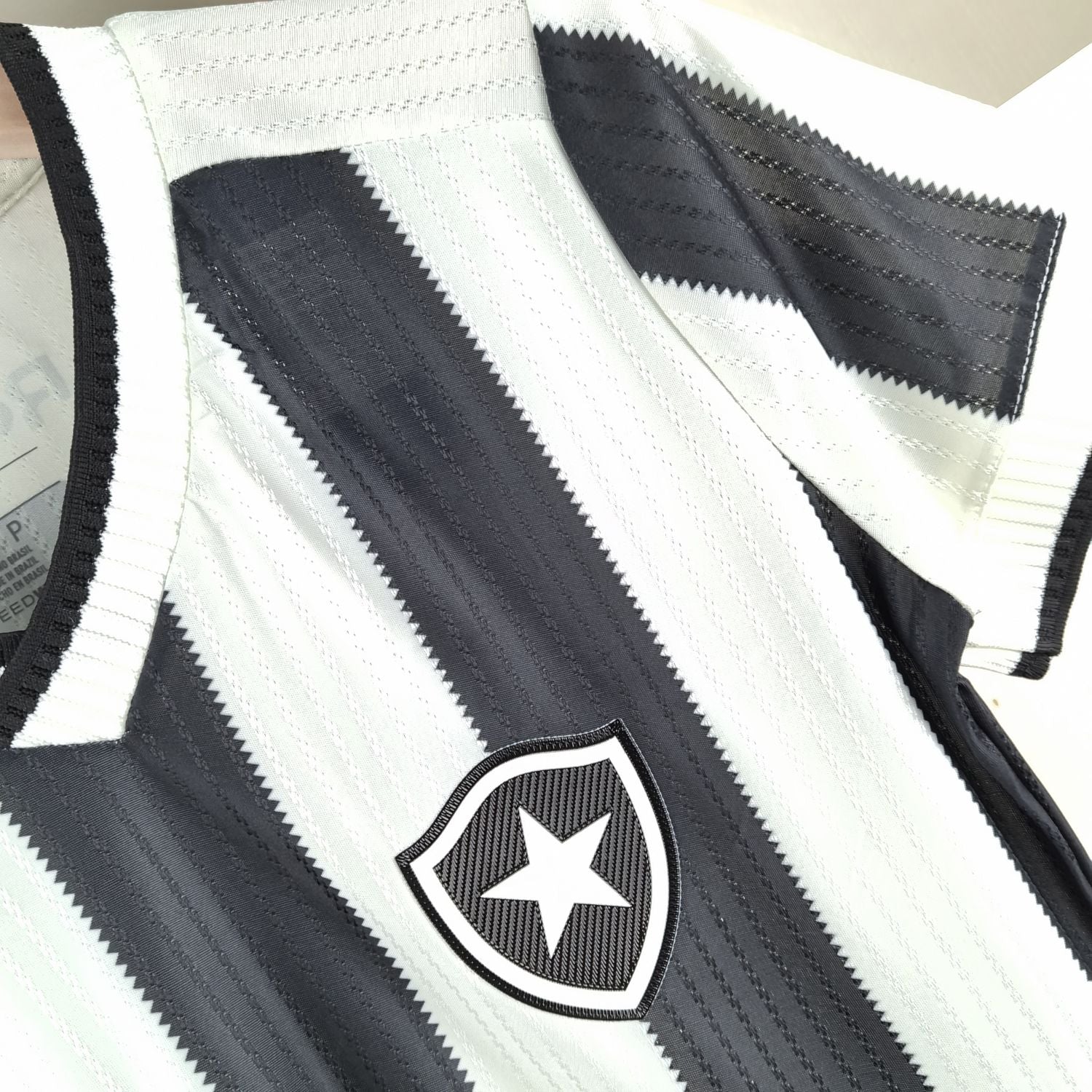 Camiseta Botafogo I 24/25 Femenino - Preto e Branco - detalle de la manga