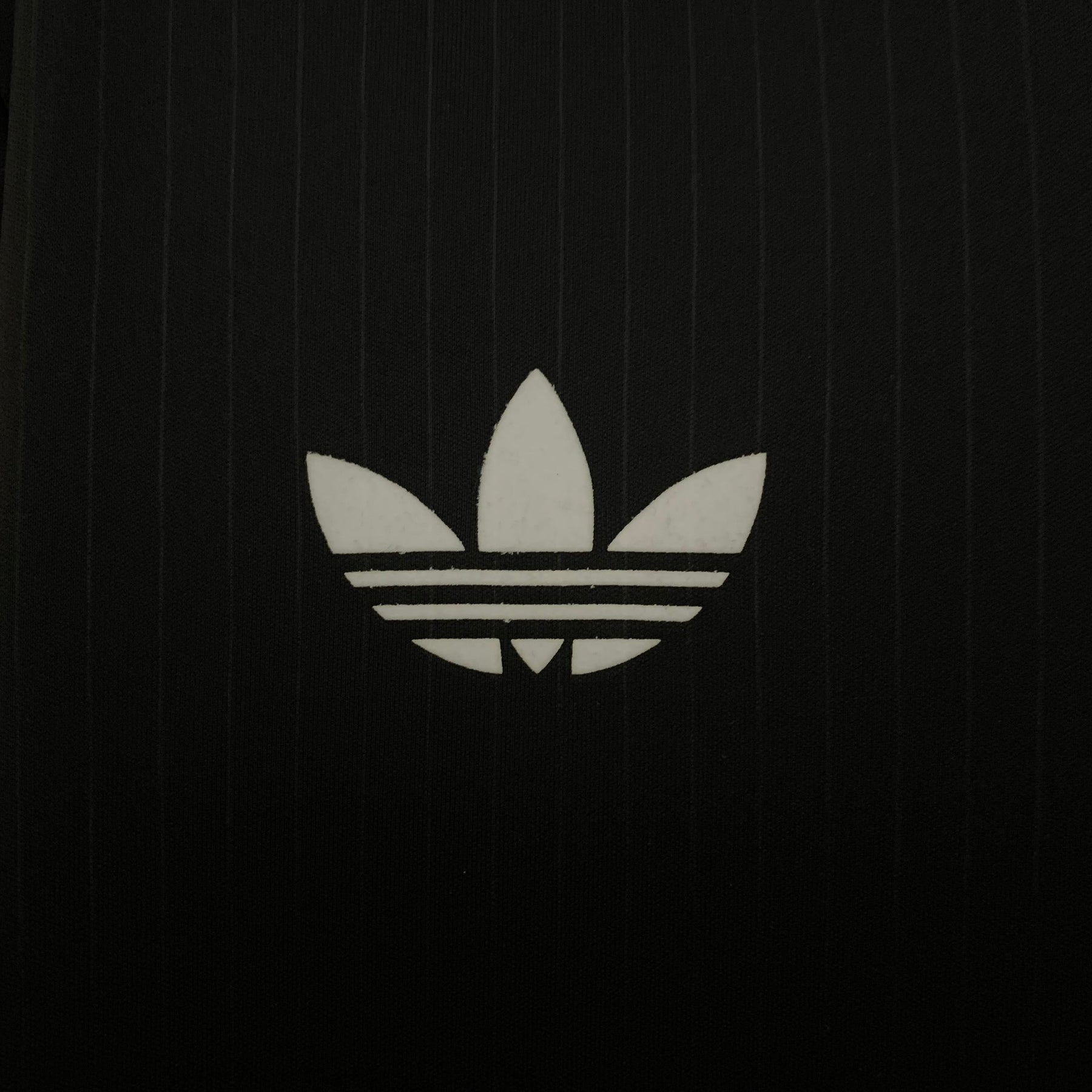 25∕26 Colo Colo 100th Anniversary Black - detalle del cuello