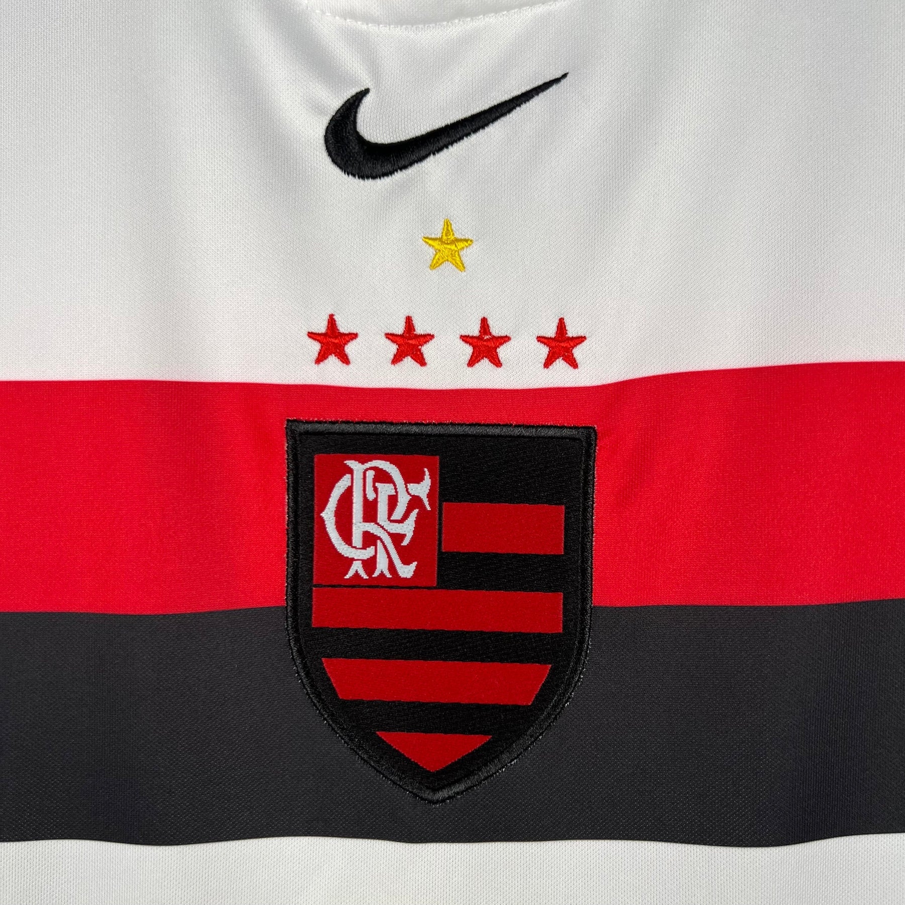 Camiseta Flamengo Retrô 2002 Branco - detalle del cuello