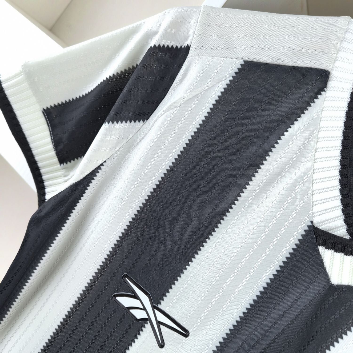 Camiseta Botafogo I 24/25 Femenino - Preto e Branco - detalle del cuello