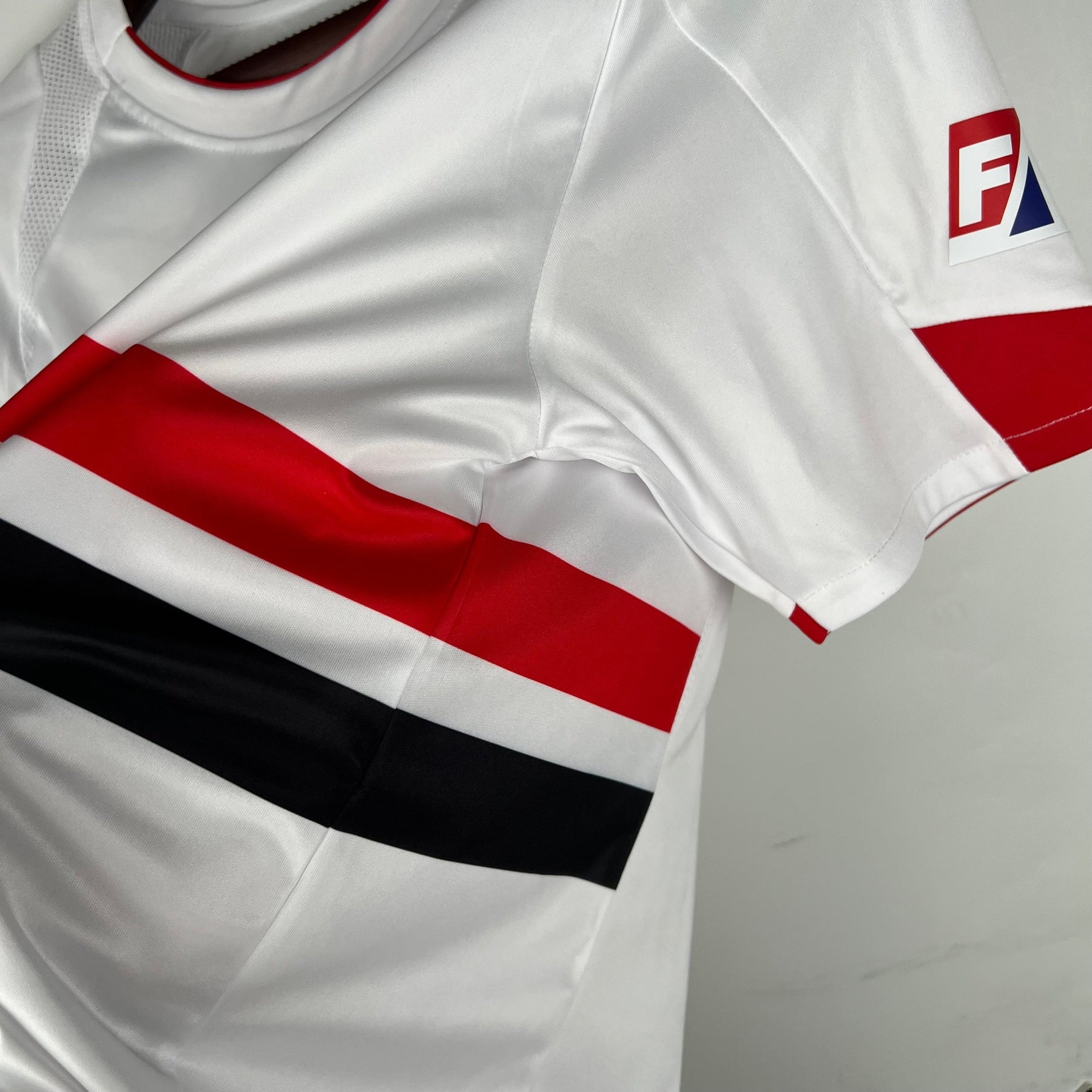Camiseta São Paulo Retrô 07/08 Home - detalle del cuello