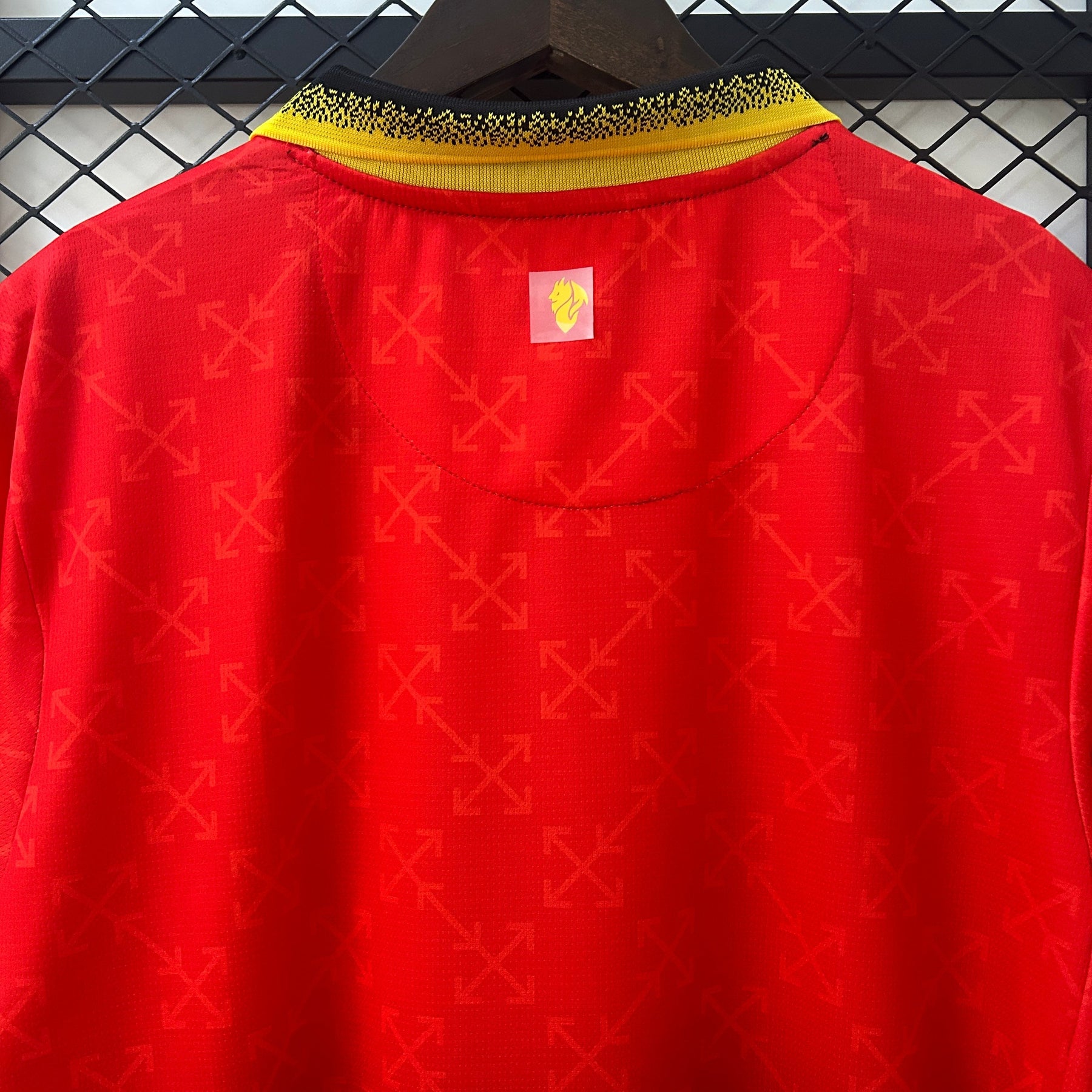 Camiseta Milan 25/26 Co-Branded Edition - detalle del cuello