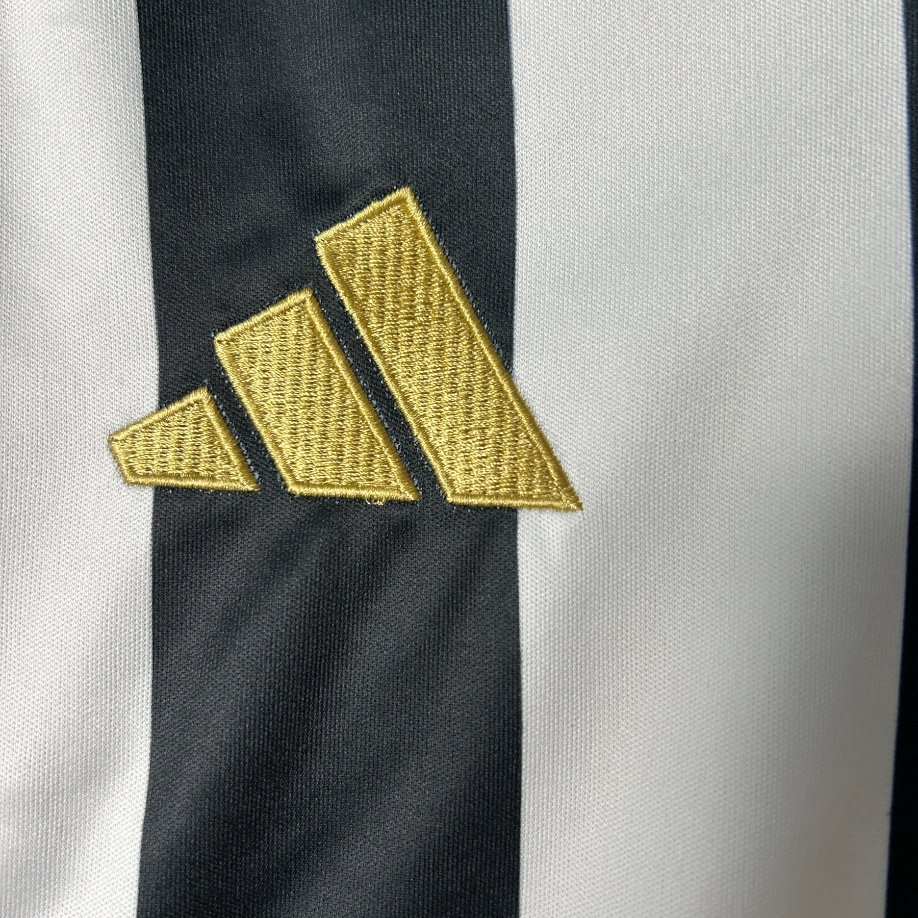 Kids Atlético Mineiro I 25/26 - Preto e Branco - detalle de la manga