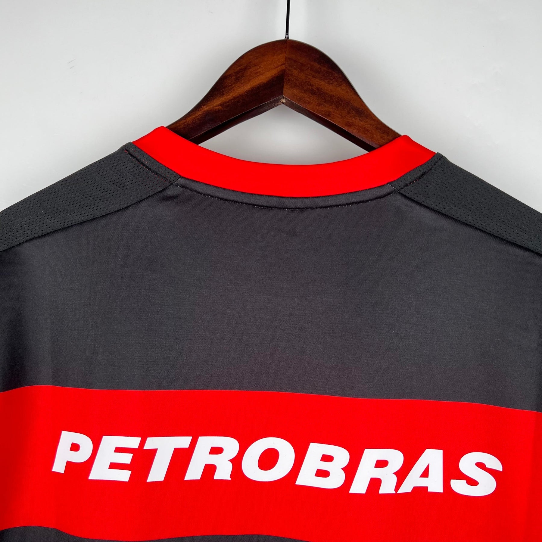 Camiseta Flamengo Retrô 2002 Vermelha e Preta - vista frontal