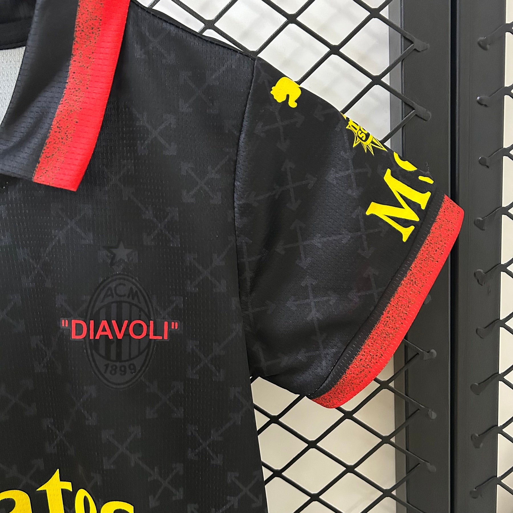 Kids Milan 25/26 Co-Branded Edition - detalle del cuello