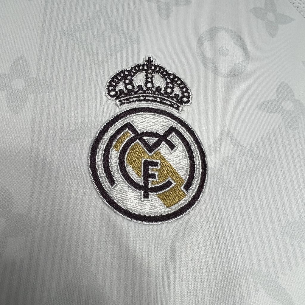 Camiseta Real Madrid 2024/25 LV Co-Branded - detalle del cuello