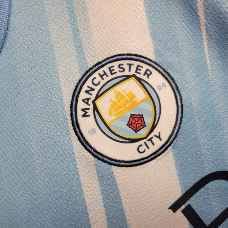 Kids Manchester City l 25/26 - detalle del cuello