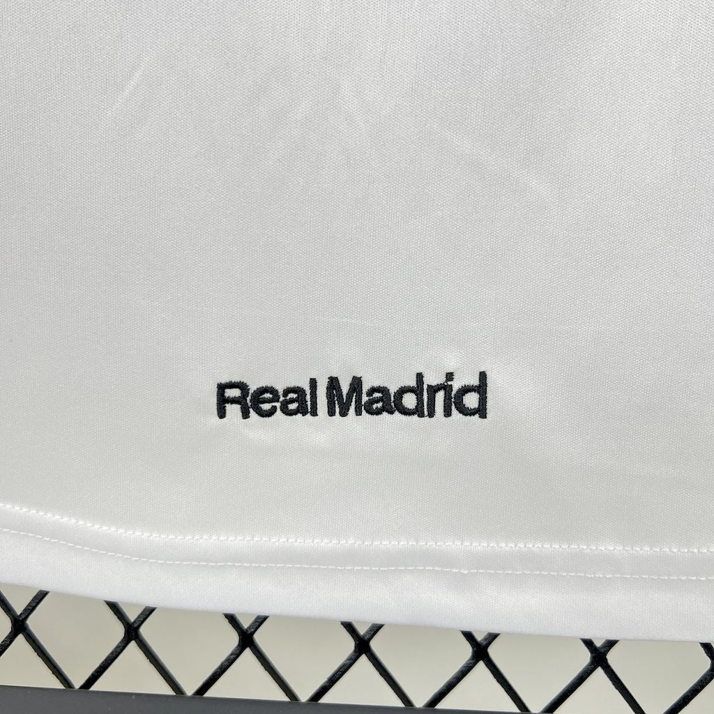 Camiseta do Real Madrid Retrô 2005/06 Home - vista trasera