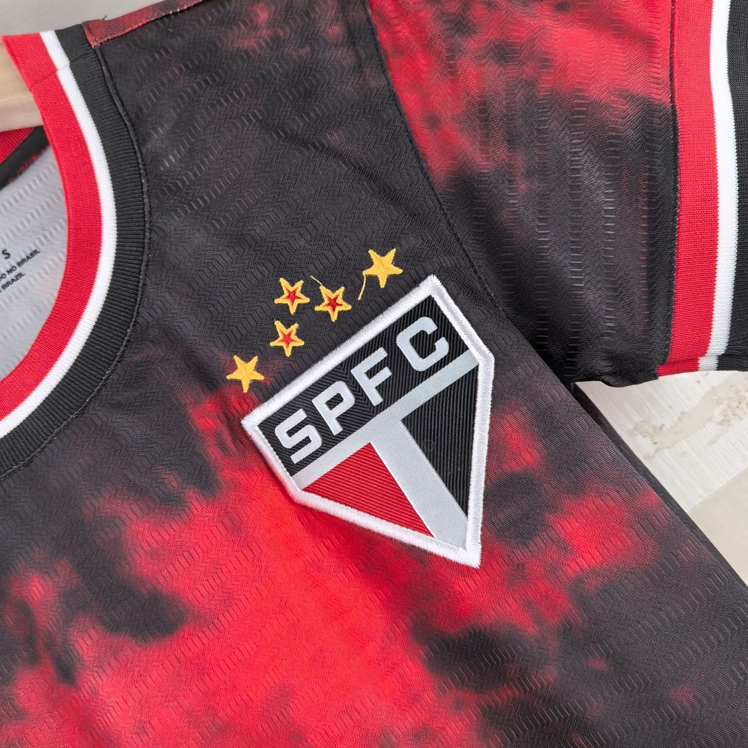 Camiseta São Paulo 24/25 - Femenino - detalle de la manga