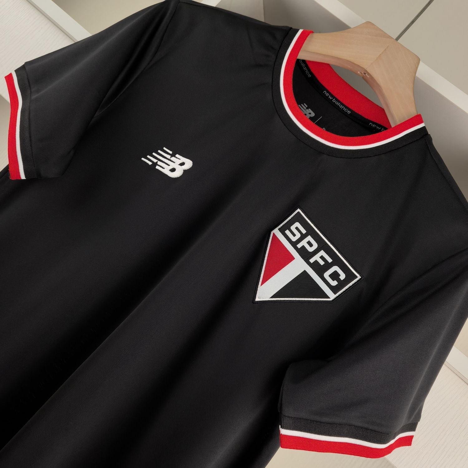 Camiseta São Paulo Retrô - Preta - vista trasera