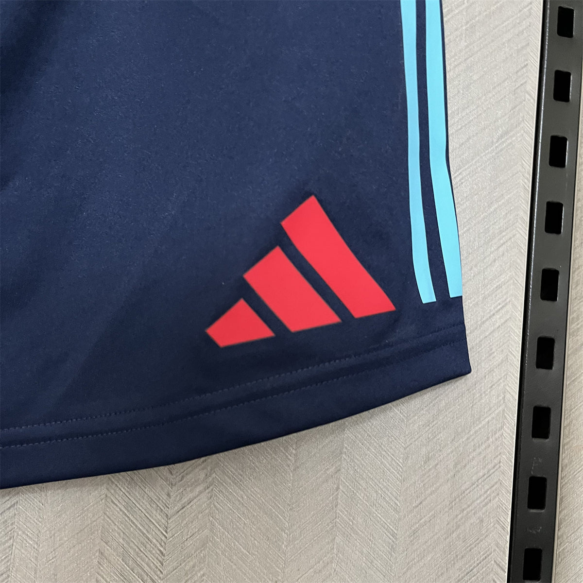 SHORT FLAMENGO 25/26 - detalle del cuello